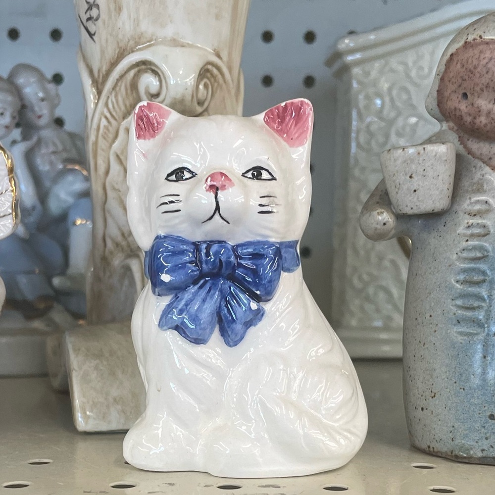 Vintage cat salt or pepper figurine knic knac